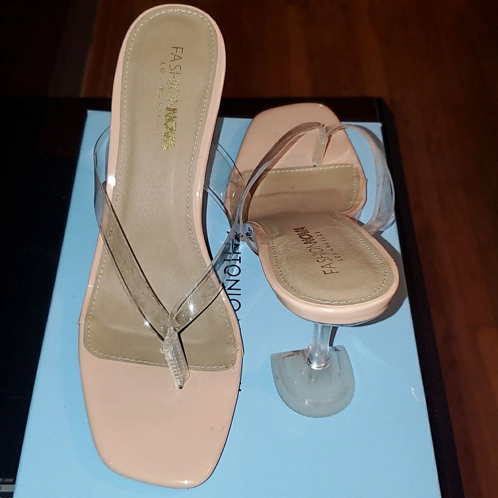 GORGOEUS FASHION NOVA HEELED SANDALS!